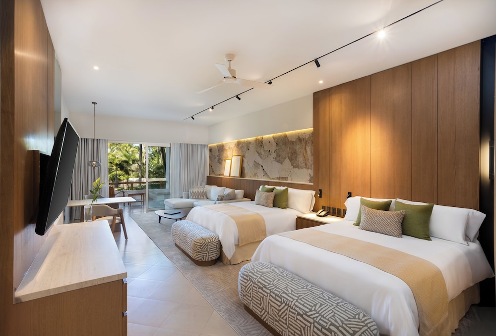 Master, Suite, 2 Queen Beds, Pool View, Parlor