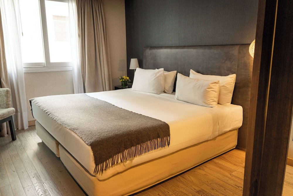 Room, King Bed, Street View