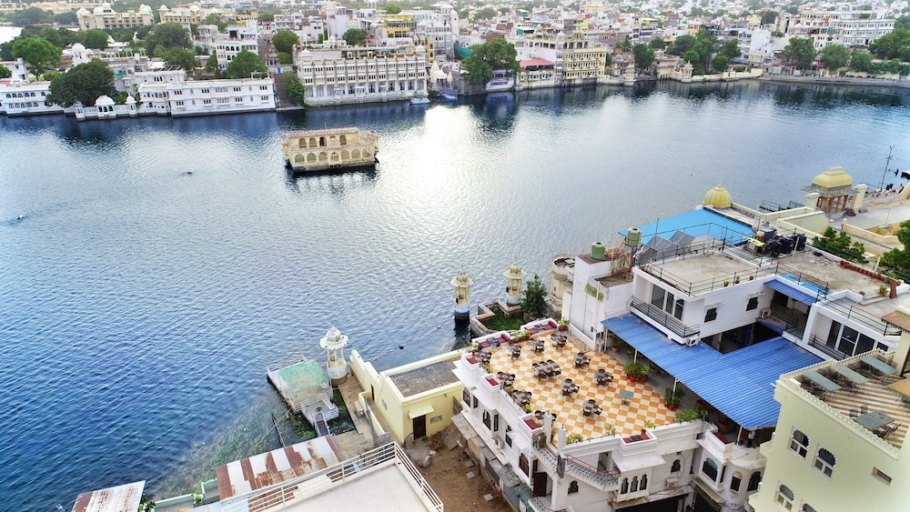 Hotal Devraj Niwas on Lake Pichola Udaipur 44/50