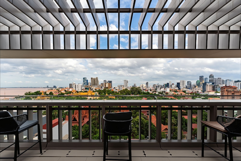 Hyatt Regency Phnom Penh 56/72