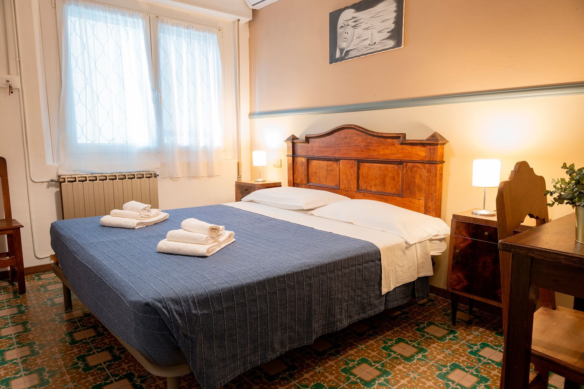 ROOM, DOUBLE OR TWIN BED