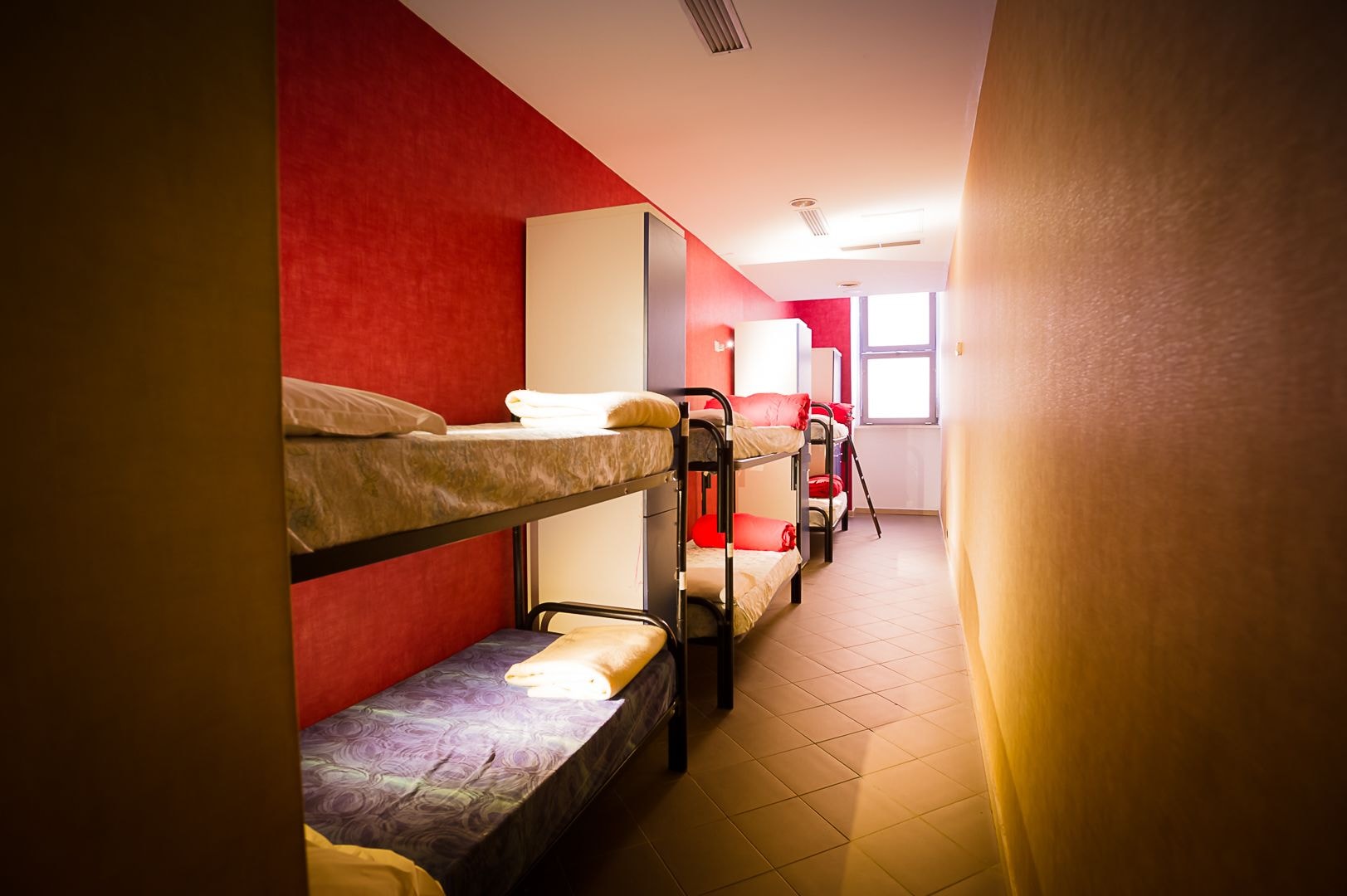 MIXED DORM, SHARED BATHROOM