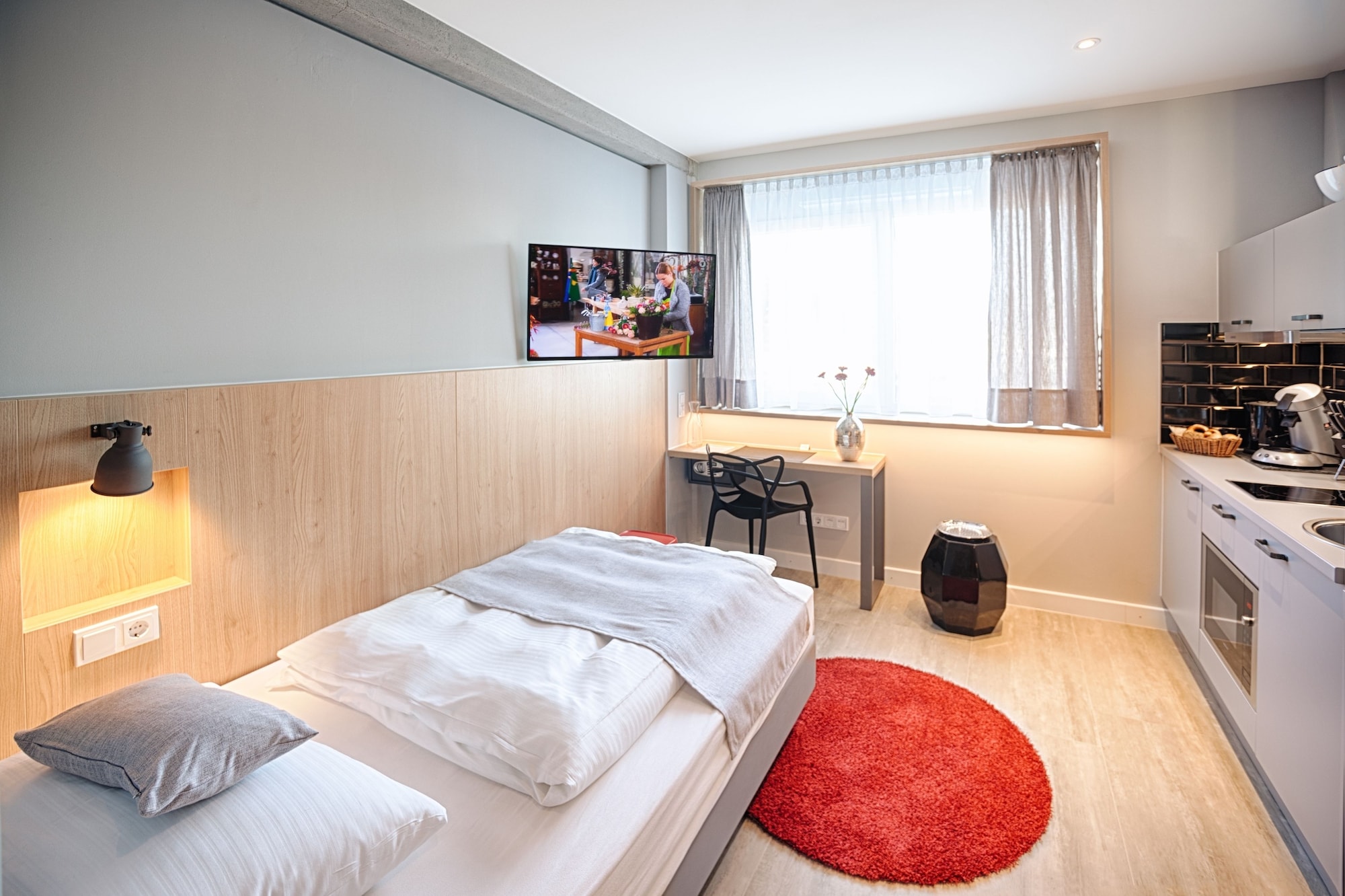 STUDIO, KITCHENETTE