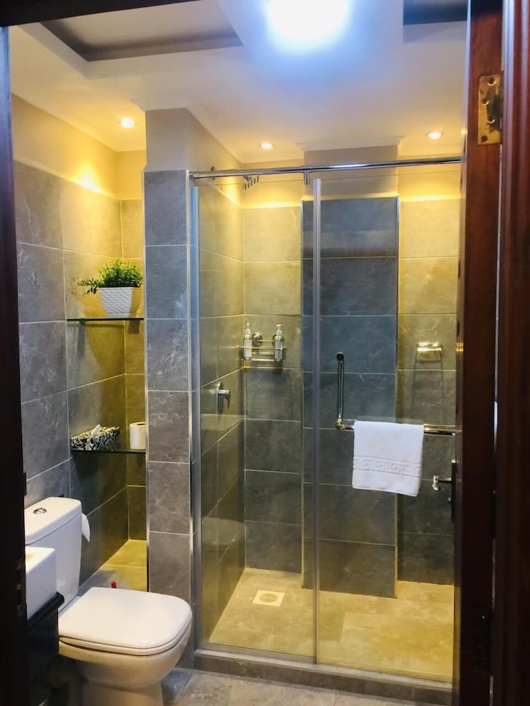 Fair Acres Boutique Hotel 68/71