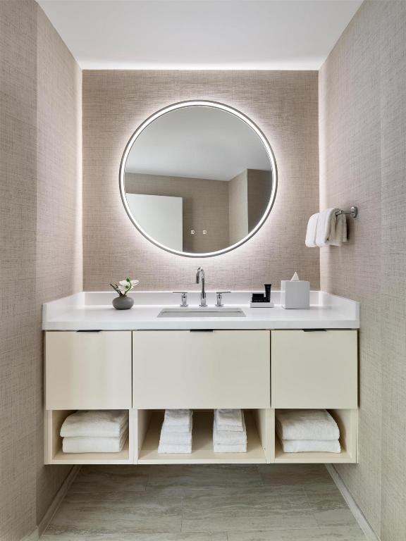 Room, King Bed, Corner, Accessible, One Washington Circle DC, Tapestry Collection by Hilton 3/6