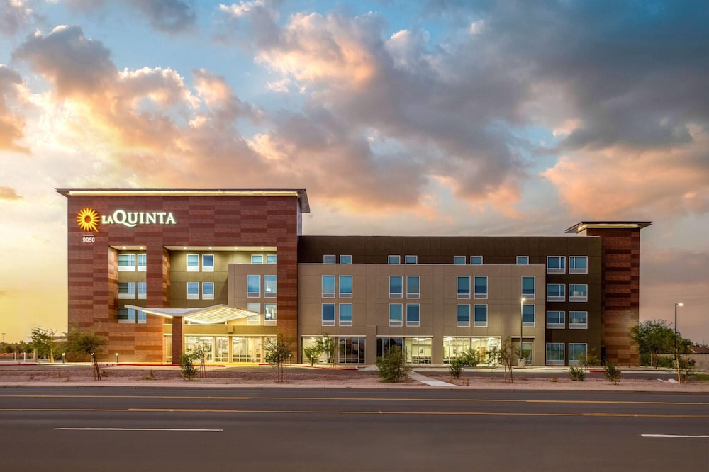 La Quinta Inn & Suites by Wyndham Phoenix near State Farm St 2/48