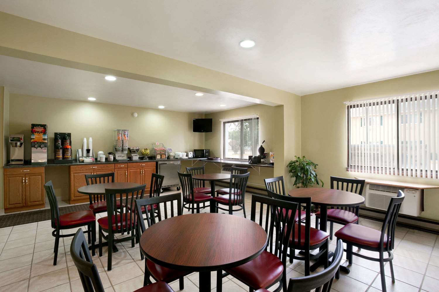 Super 8 by Wyndham Eau Claire WI 14/20