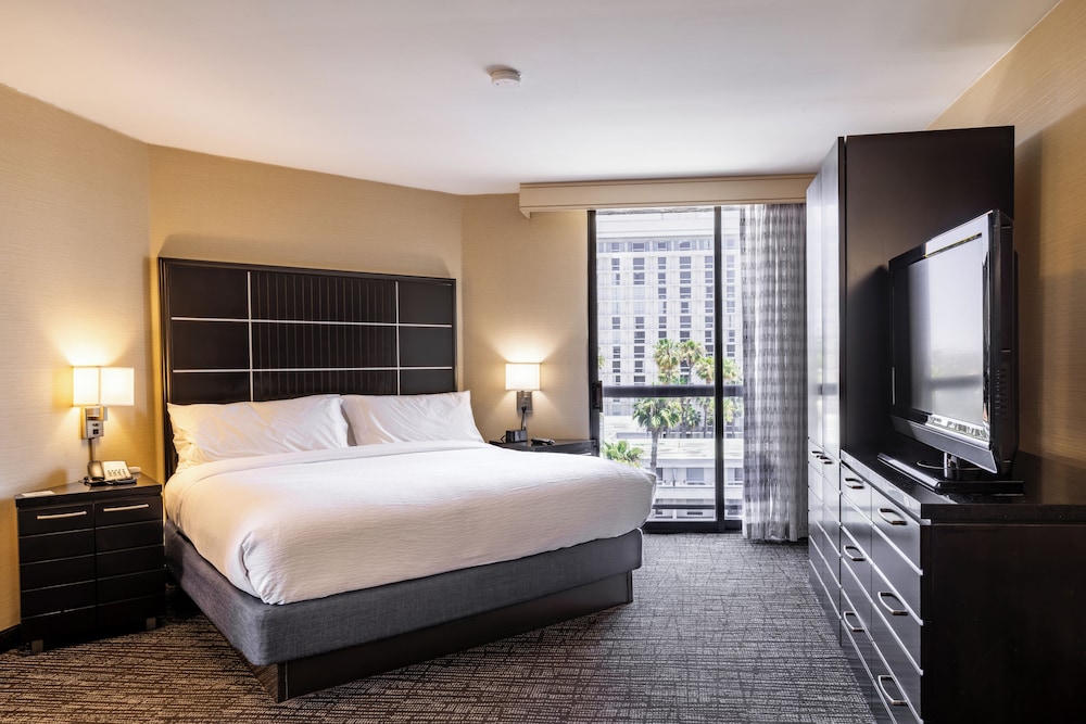 EXECUTIVE, SUITE, KING BED, CORNER
