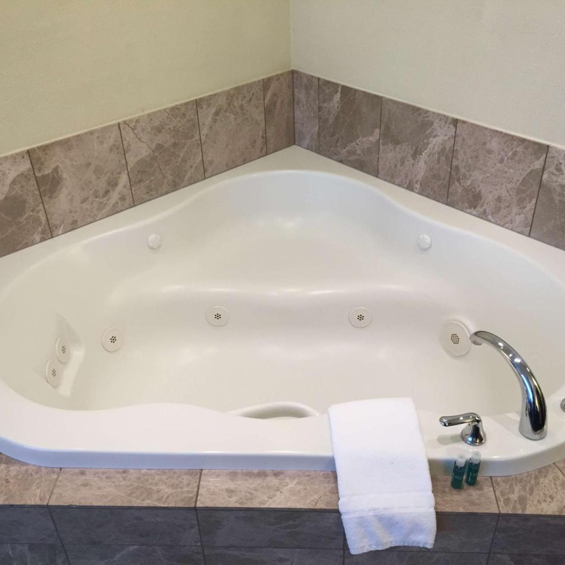 غرفة بسرير كينج بجاكوزي للمدخنين، Best Western Plus Reading Inn & Suites 5/5