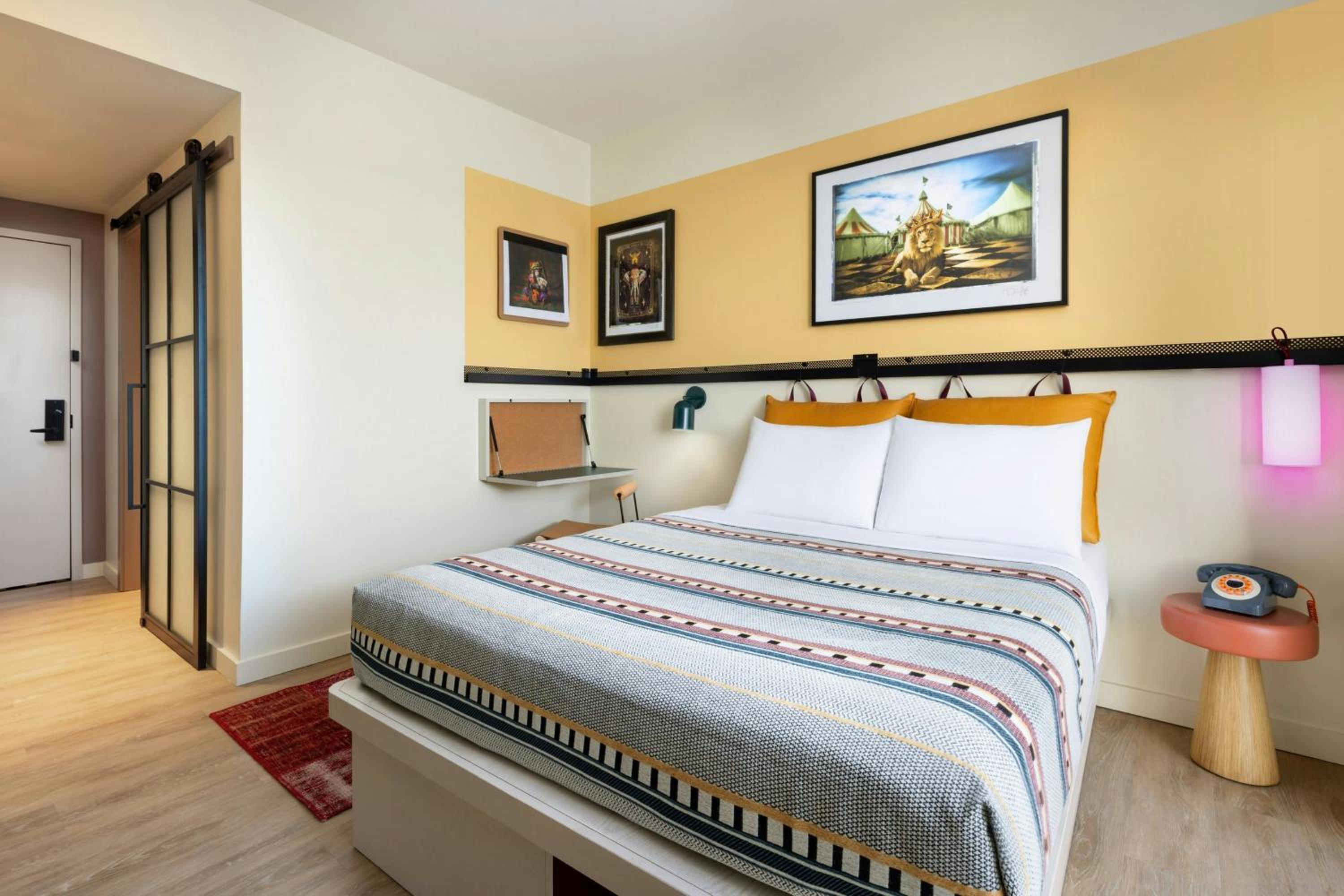 Room, Queen Bed, City View