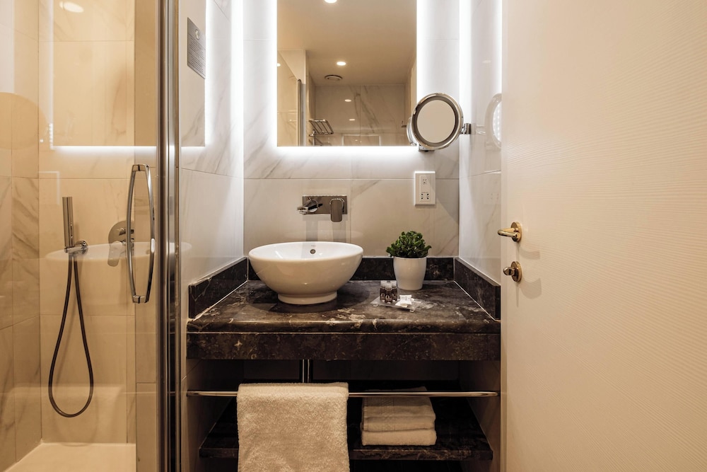 115 The Strand Hotel And Suites 46/49