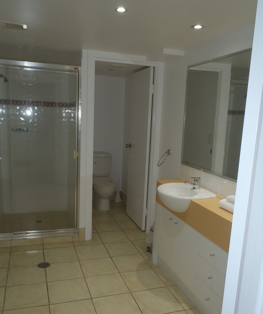 MOORINGS BEACH RESORT 76/77