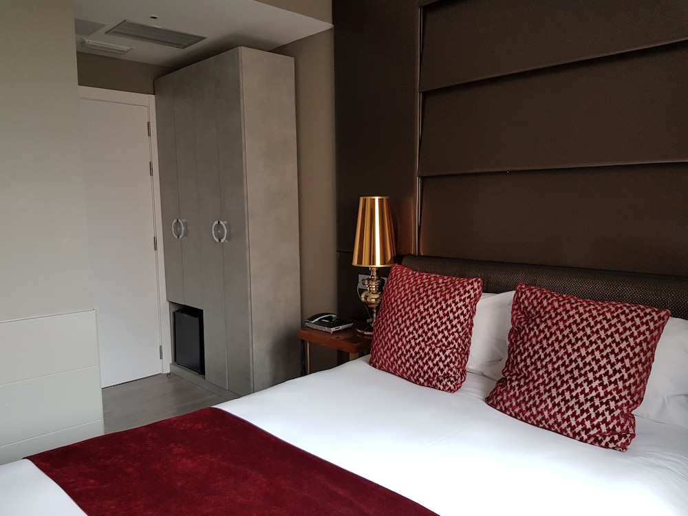 COMFORT, QUEEN BED