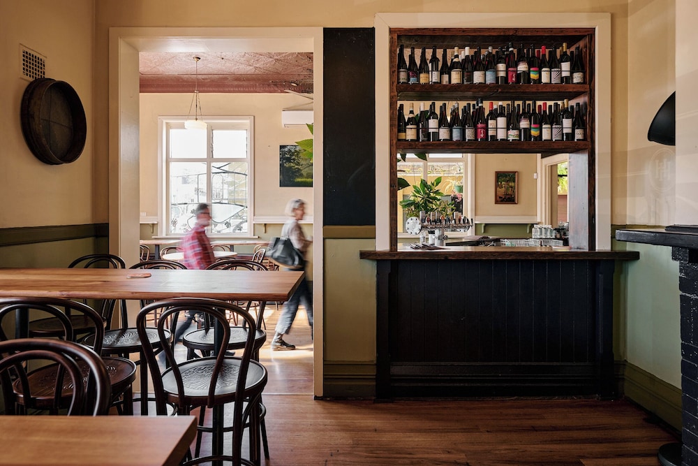 HEALESVILLE HOTEL 44/50
