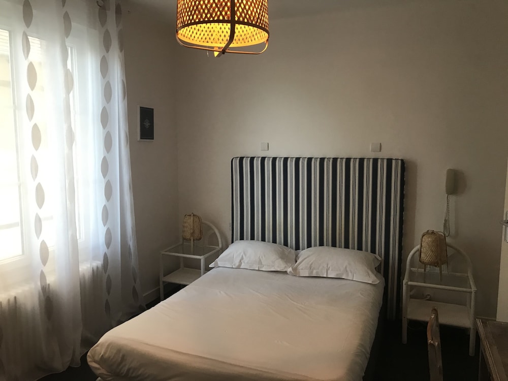 Hôtel De La Paix 21/67