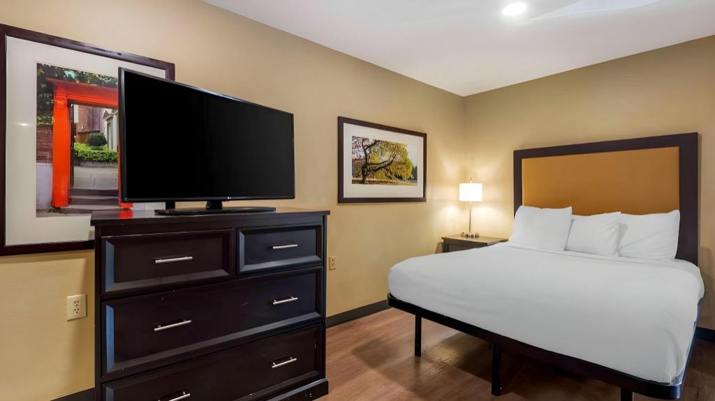 1 Queen Bed - Mob Acc Tub Ste Nsmk Sb Micfri