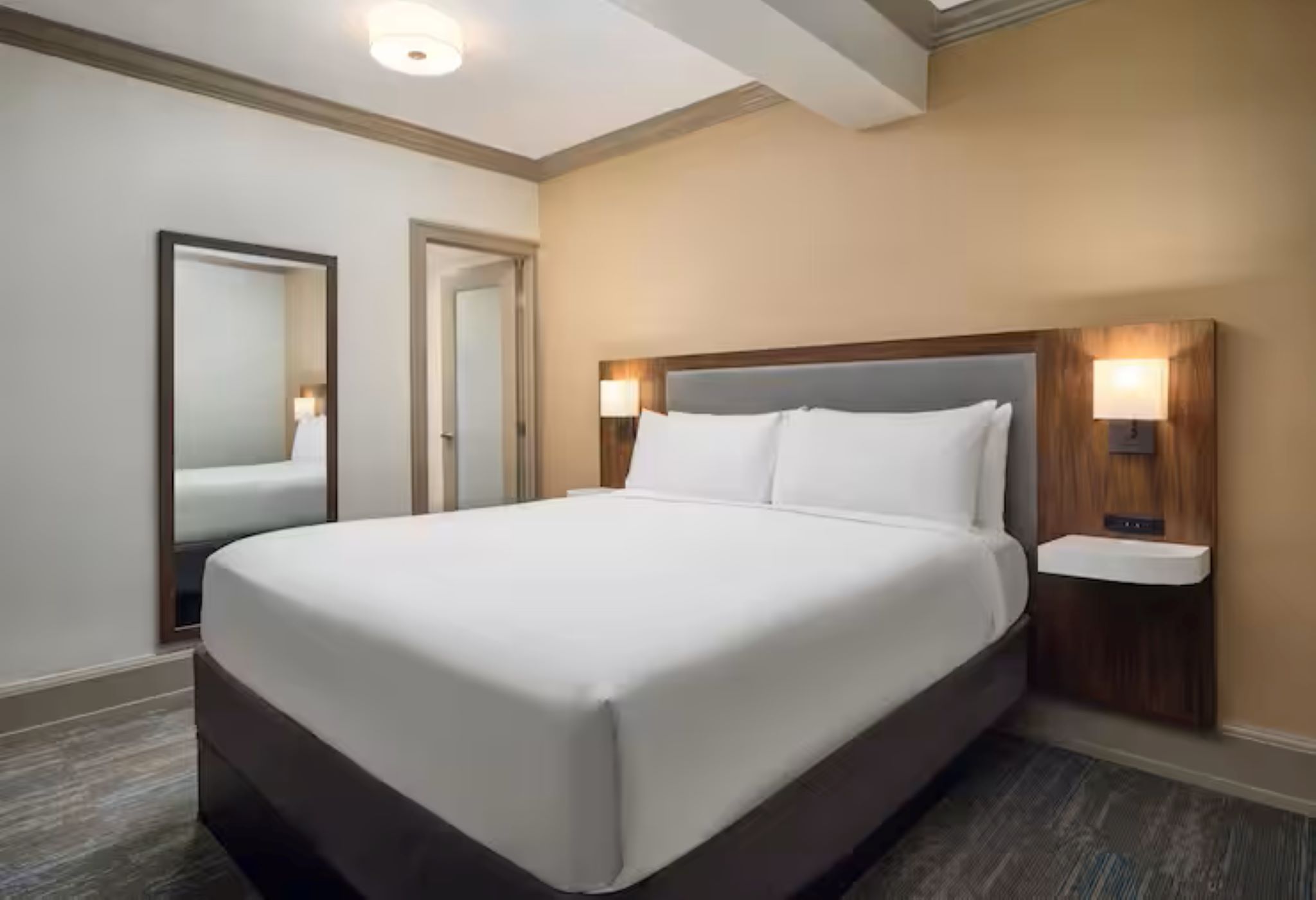 Canal, Suite, King Bed, with View, Corner