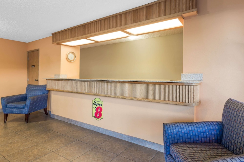 Super 8 by Wyndham LaGrande 4/36
