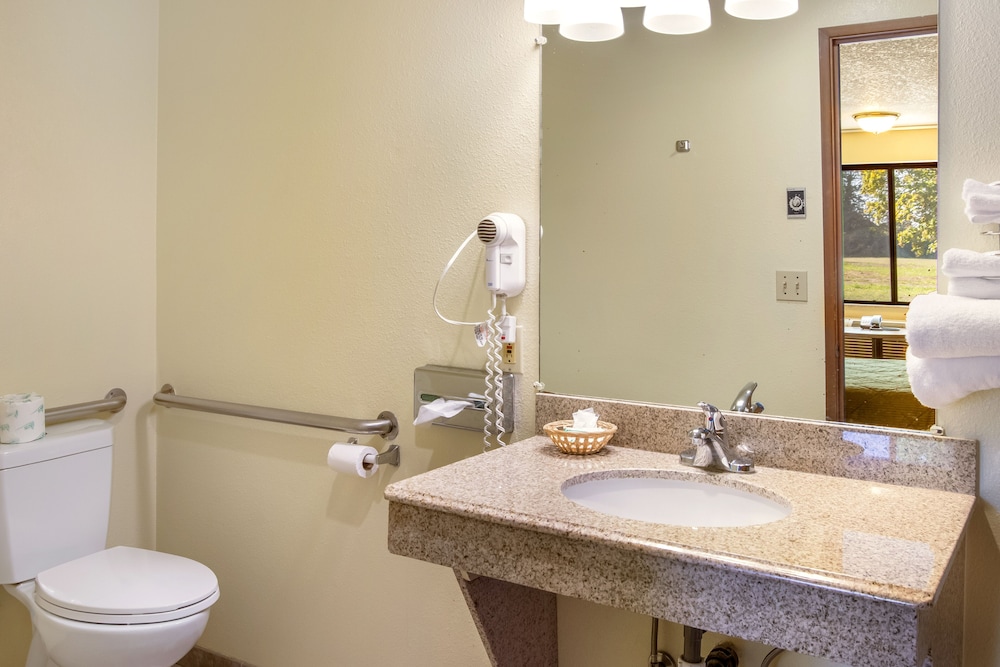 Super 8 by Wyndham Vancouver East 49/51