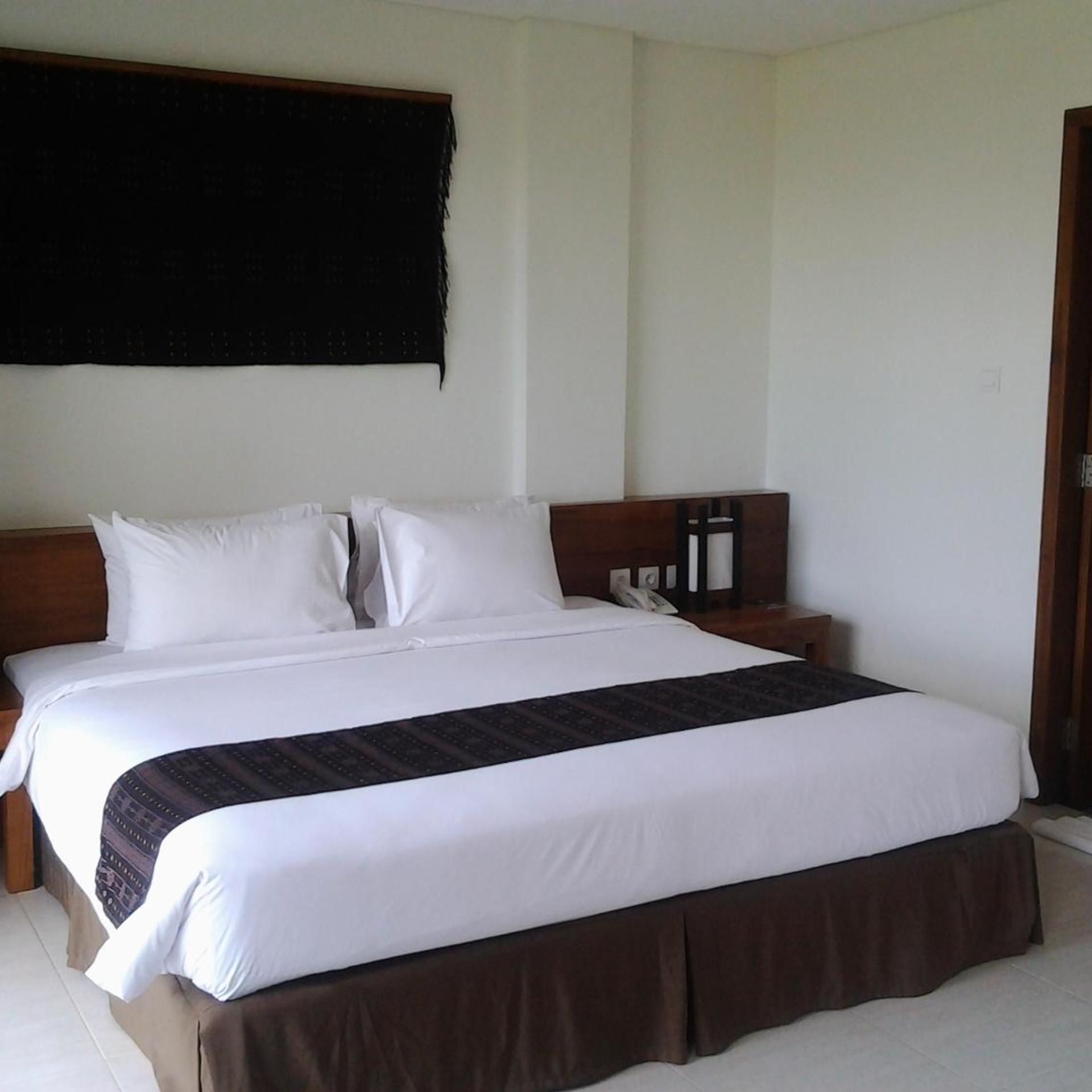 L Bajo Hotel 10/37