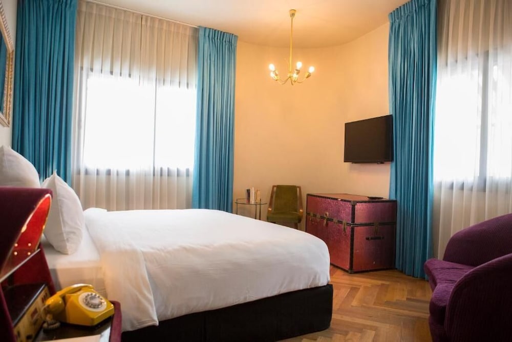 DELUXE, 1 QUEEN AND 1 SINGLE BED, BALCONY