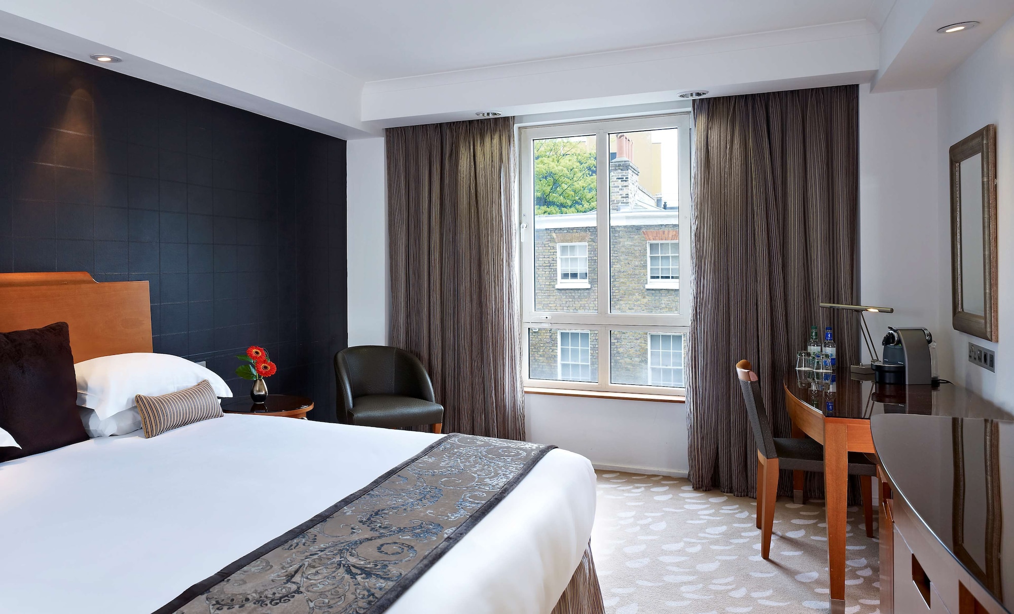 EXECUTIVE, KING BED