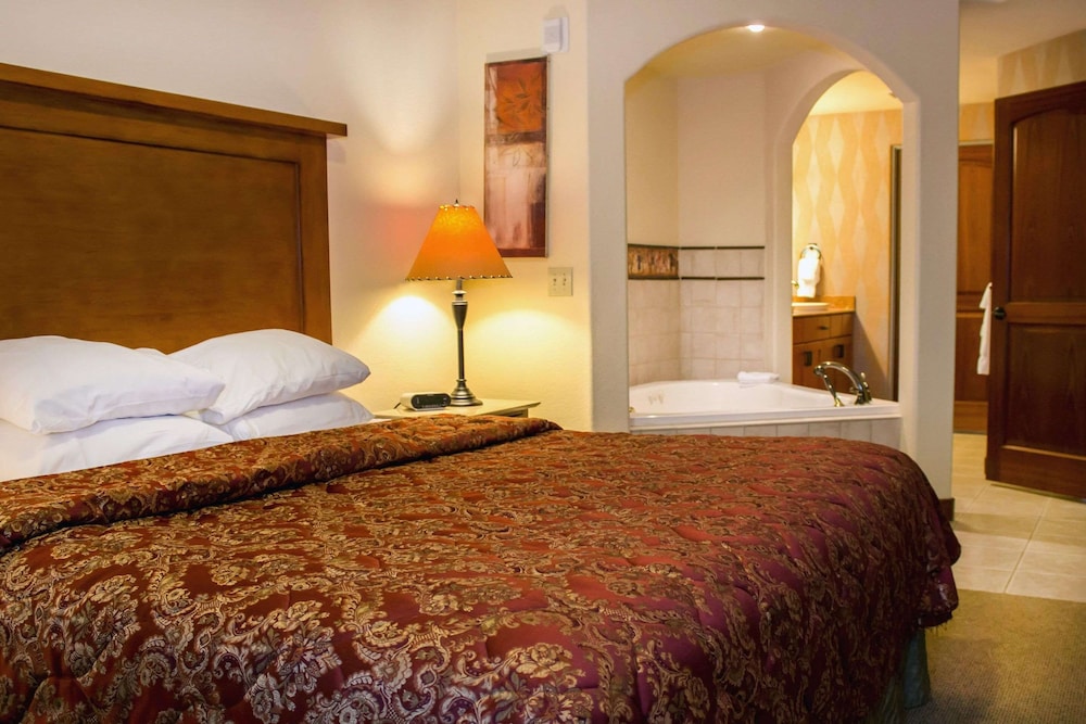 2 Bedrooms, Master, Studio, Suite, King and Queen Bed, Accessible