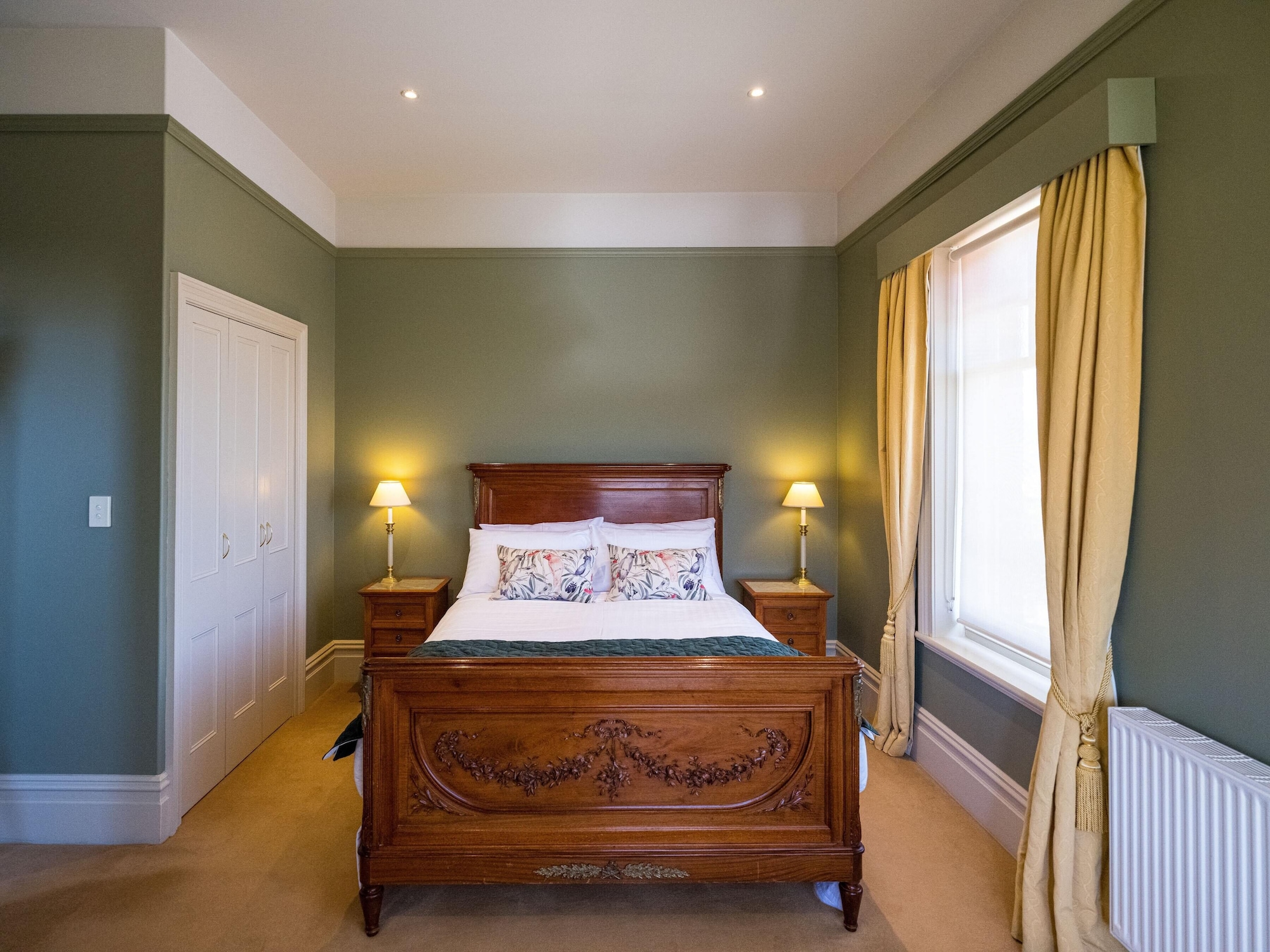 Queen Bed, Water View