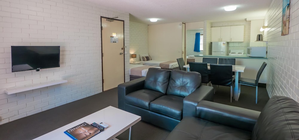 Trickett Gardens Holiday Inn 36/63