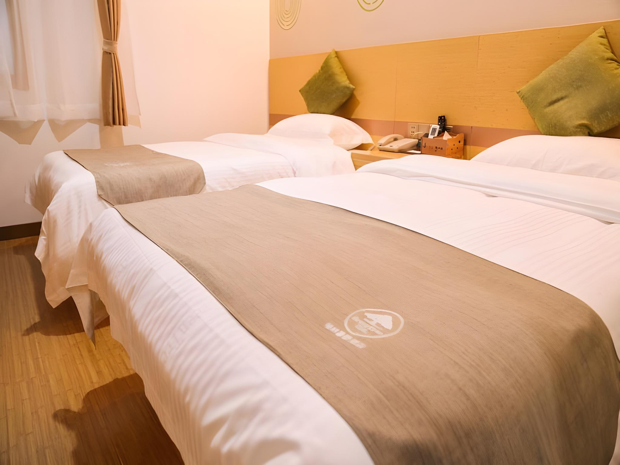 ROOM, TWIN BEDS