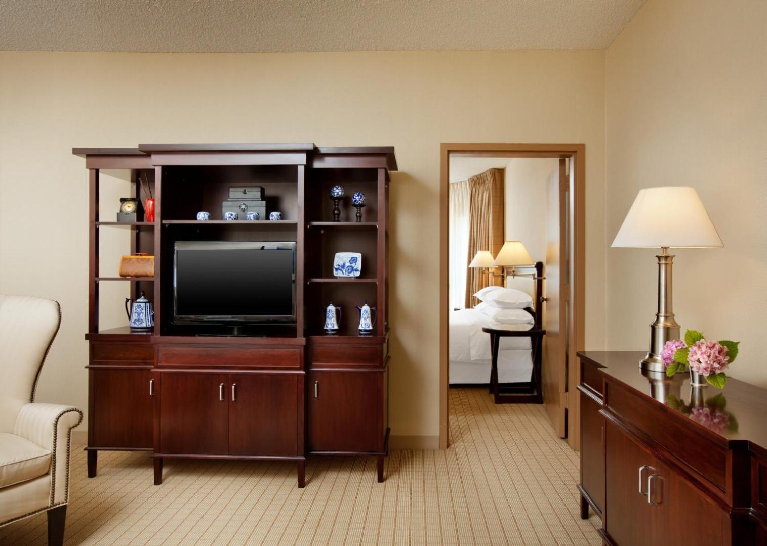 1 Bedroom, Turret, Suite, King Bed, Sofa