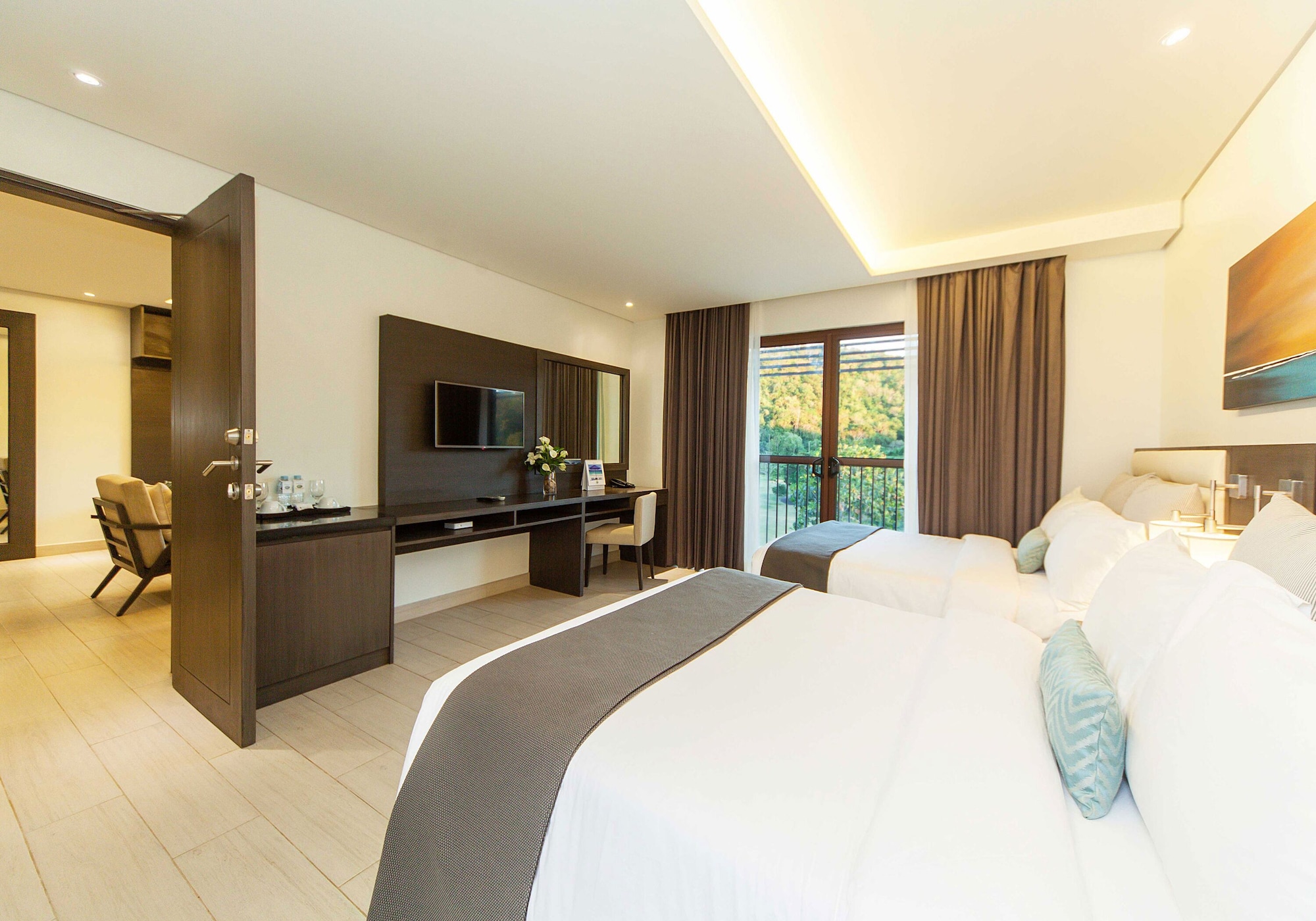 2 Bedrooms, Family Suite, 1 King and 2 Double Beds, Golf Course View, Garden Area، Fairways And Bluewater Newcoast Boracay 2/3