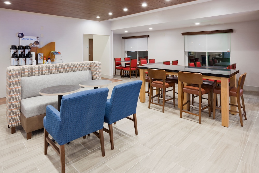 Holiday Inn Express & Suites Dickinson 51/60
