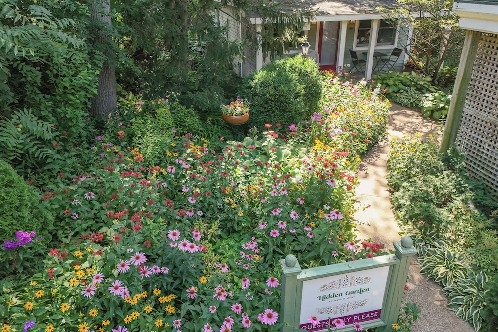 Hidden Garden Cottages Bed &amp; Breakfast 45/49