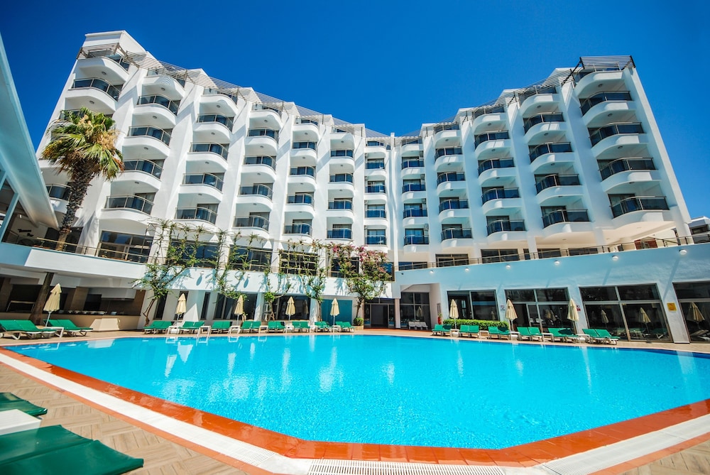 Lalila Blue Suites 9/73