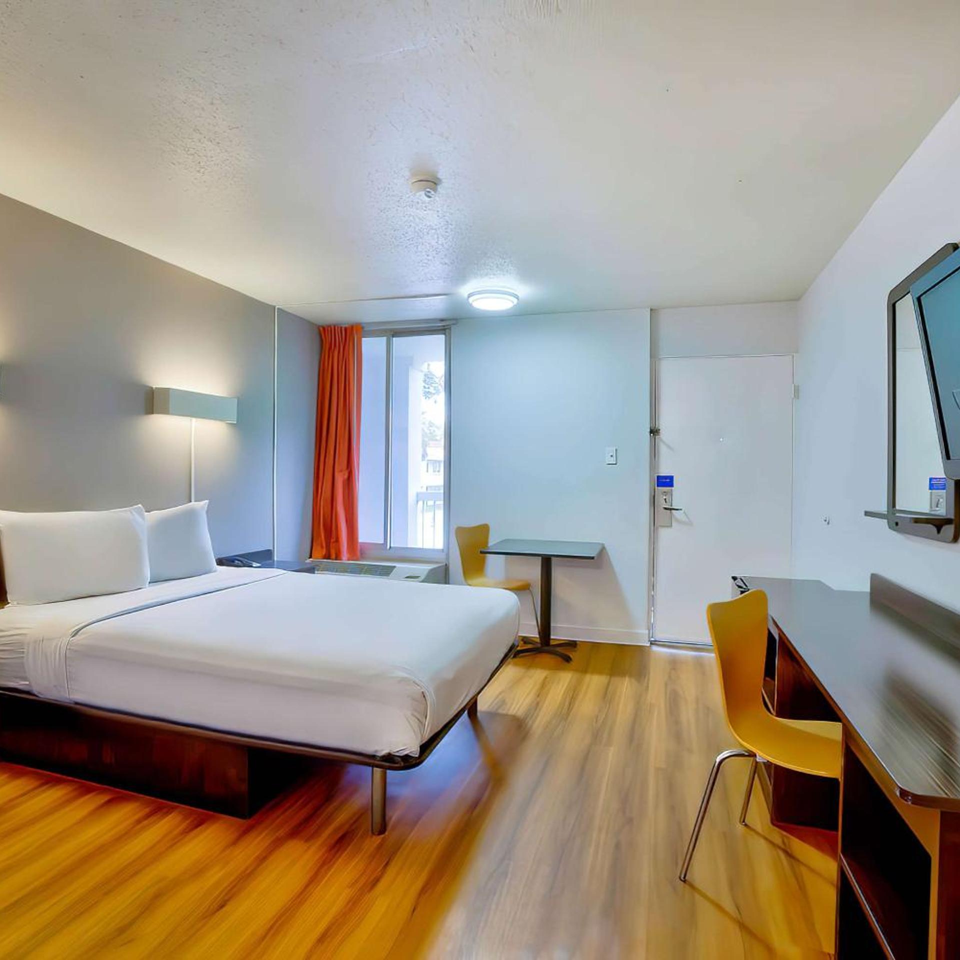 1 Queen Bed - Mobil Access Tub Smk Minifridg