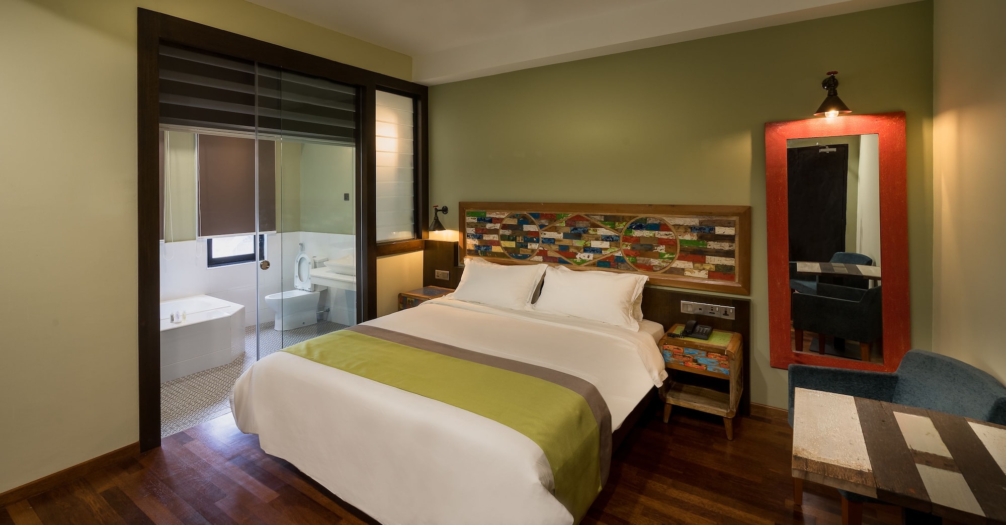 SUPERIOR, KING BED, BATHTUB