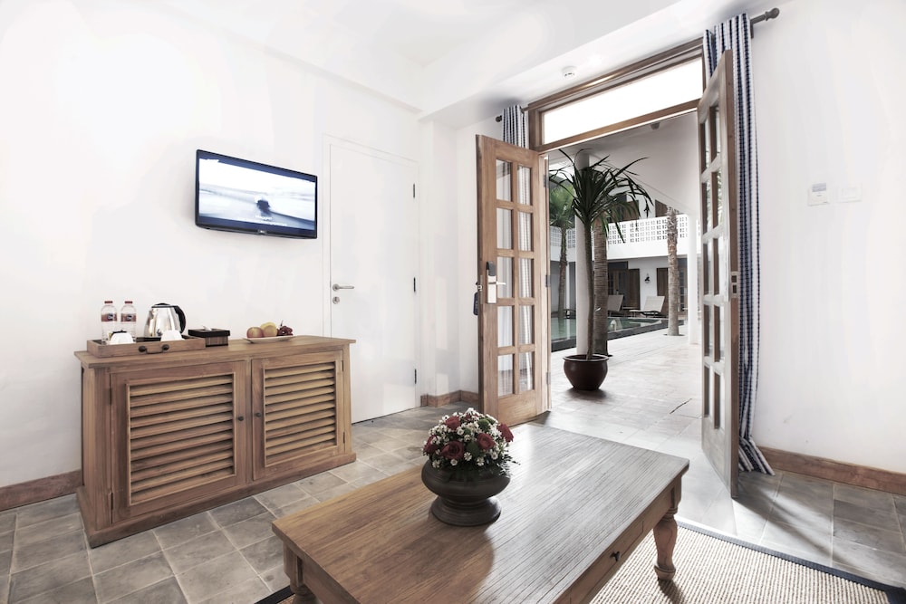 Adhisthana Hotel 8/69