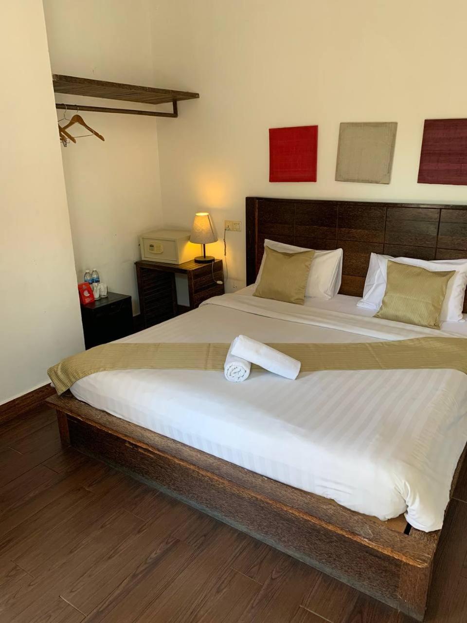 Deluxe, Twin Beds, No Window