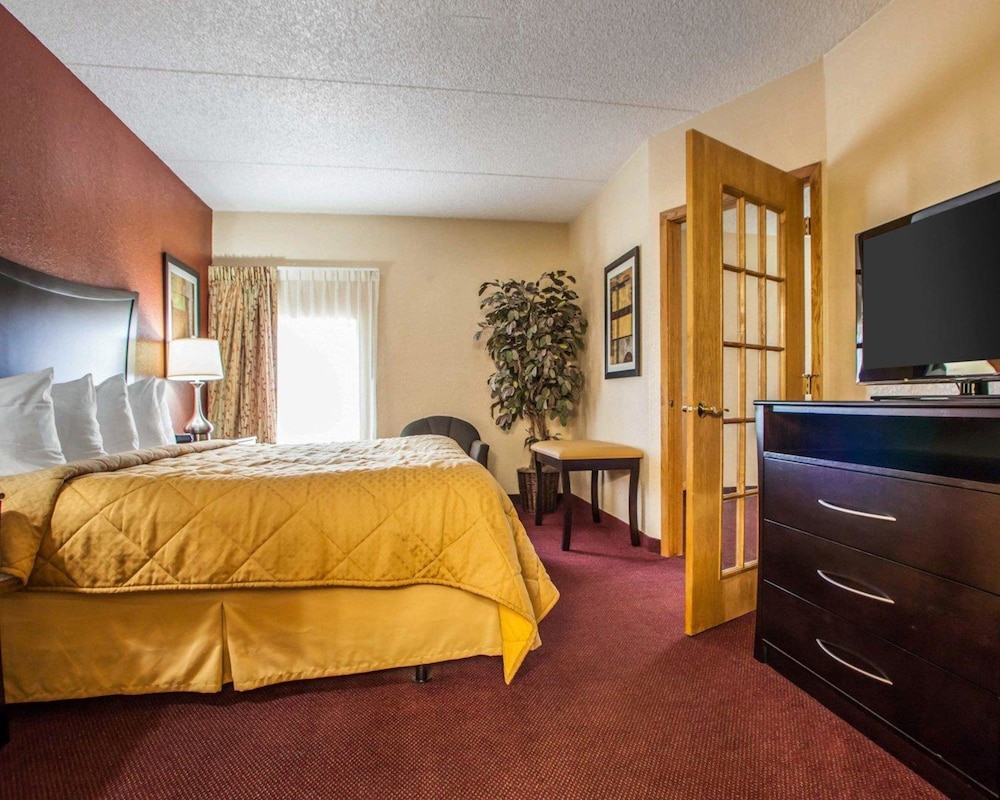 Quality Inn and Suites Ames Conference Center Near ISU Campus 20/48