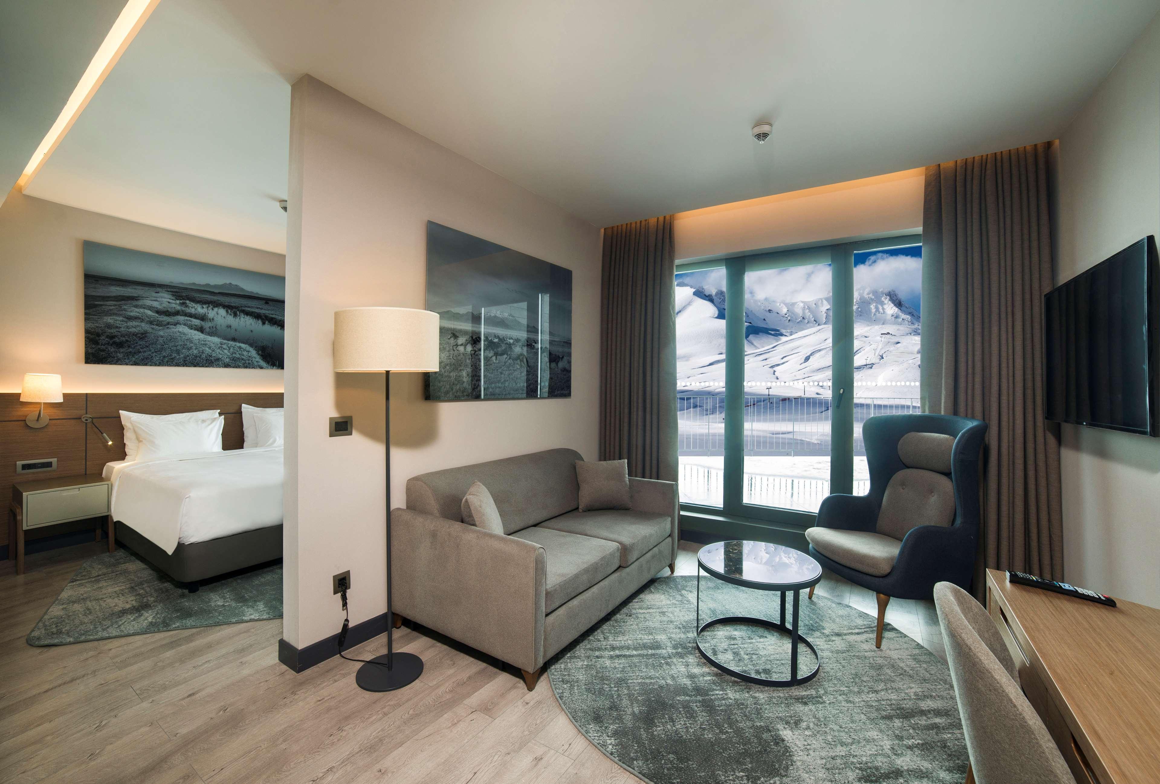 جناح بإطلالة على الجبل بشرفة، Radisson Blu Hotel Mount Erciyes 4/7