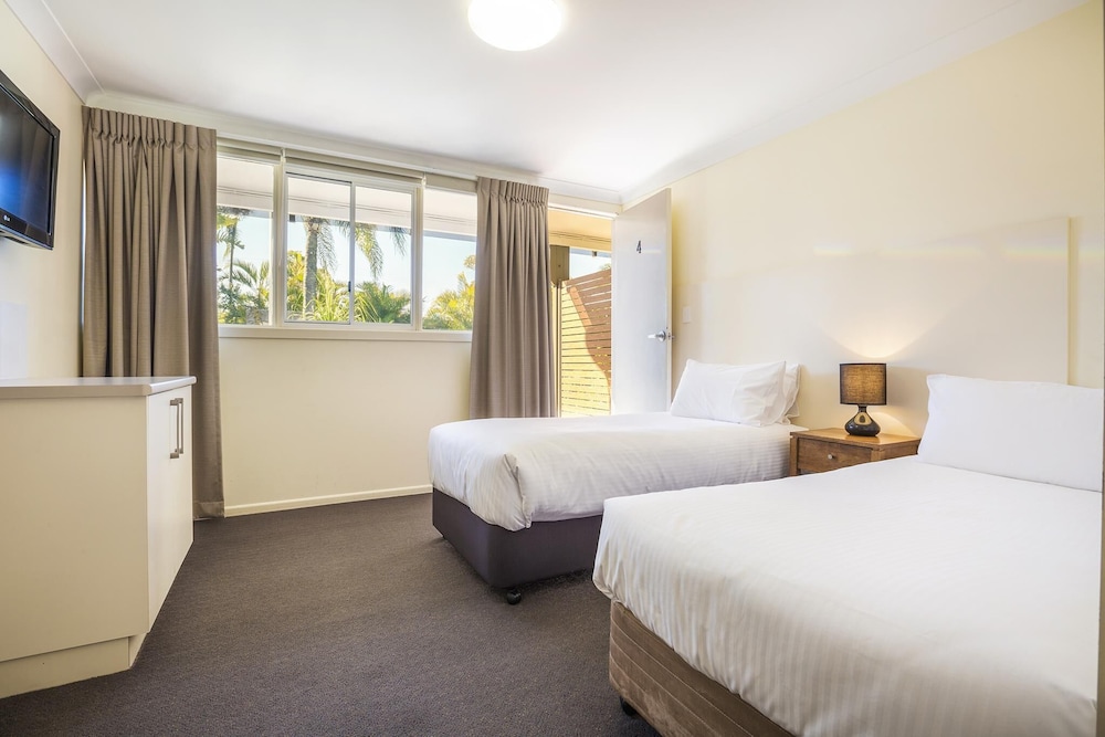 STUDIO, TWIN BEDS