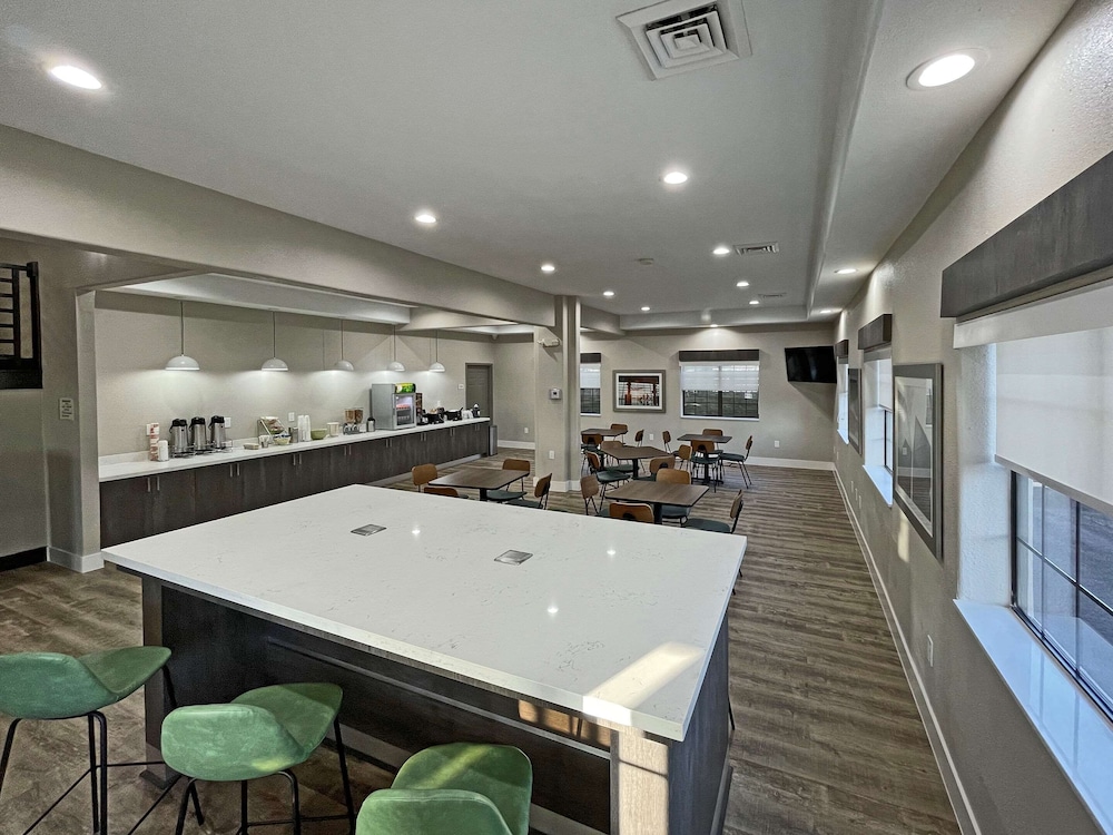 Quality Suites Houston Hobby Airport Ex Super 8 32/33