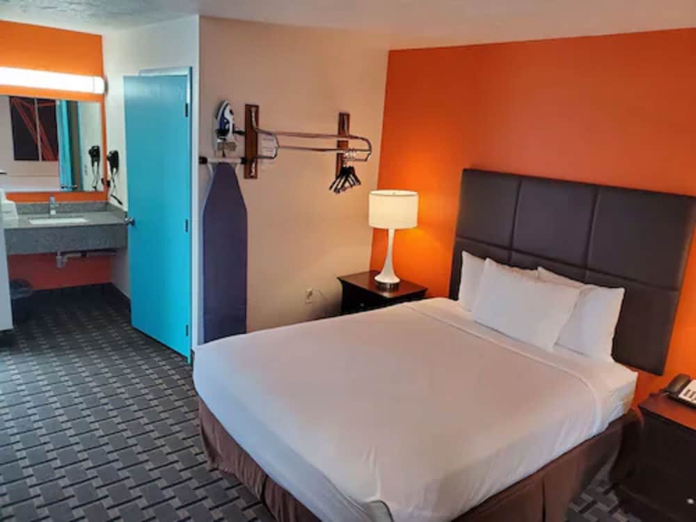 Howard Johnson by Wyndham Spokane 9/25