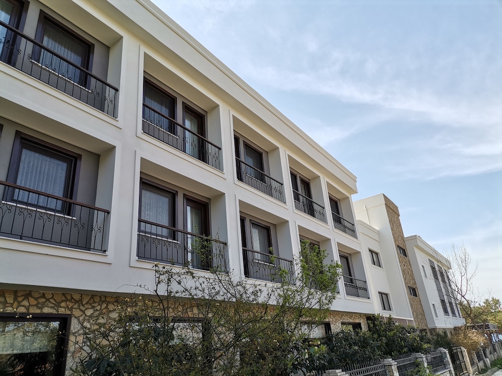 IRIS HOTEL 3/48