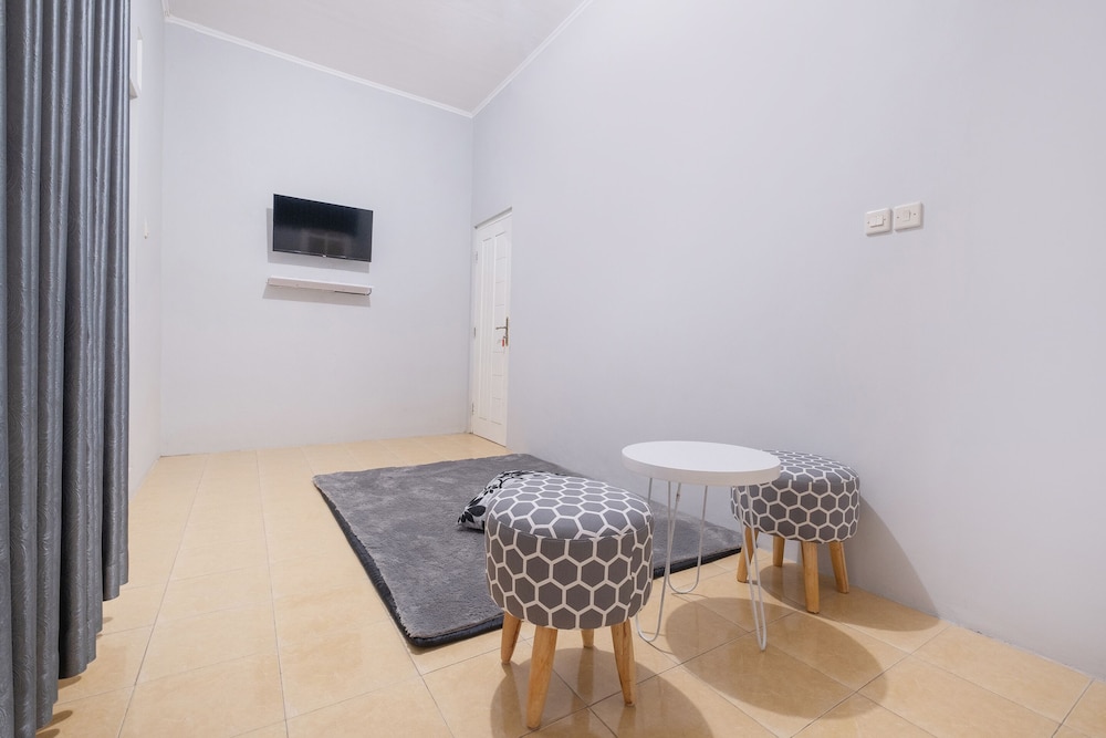 OYO 2727 Nareswari Guest House 17/27