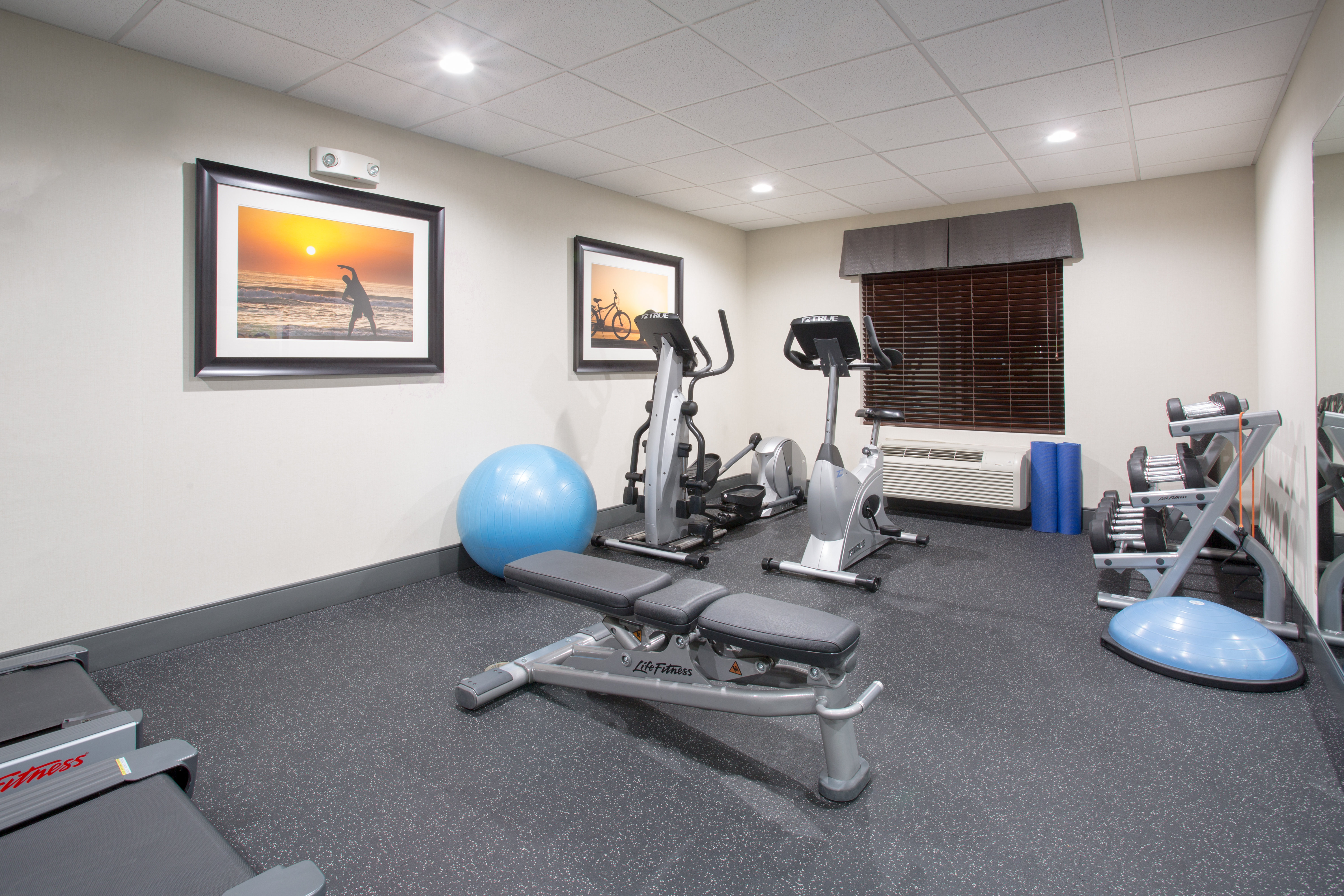 Holiday Inn Express Hotel Suites Concordia Us81 42/59