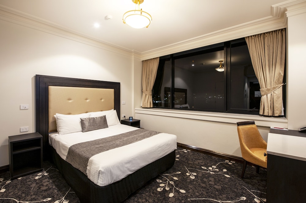 BURKE & WILLS HOTEL 24/63