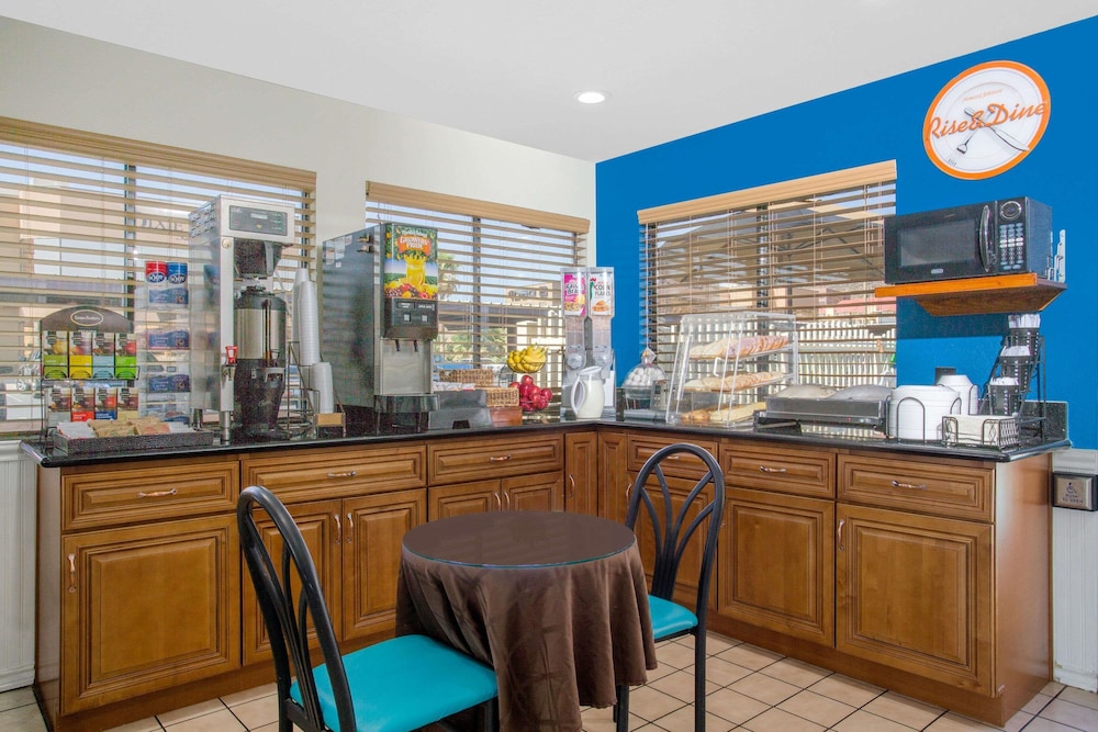 Howard Johnson by Wyndham St. George Hotel & Suites 20/22