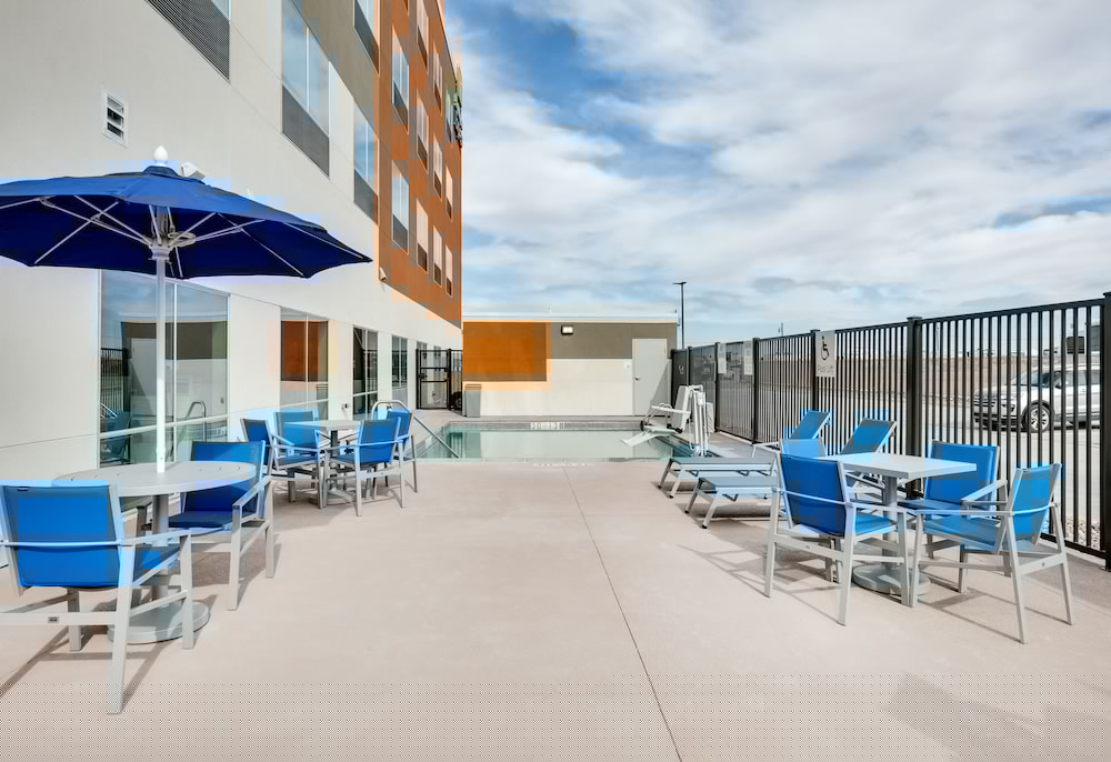 Holiday Inn Express Kermit 7/40
